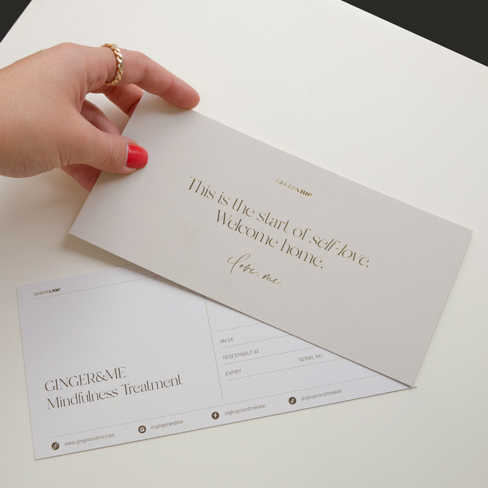 Person holding voucher to a skin treatment