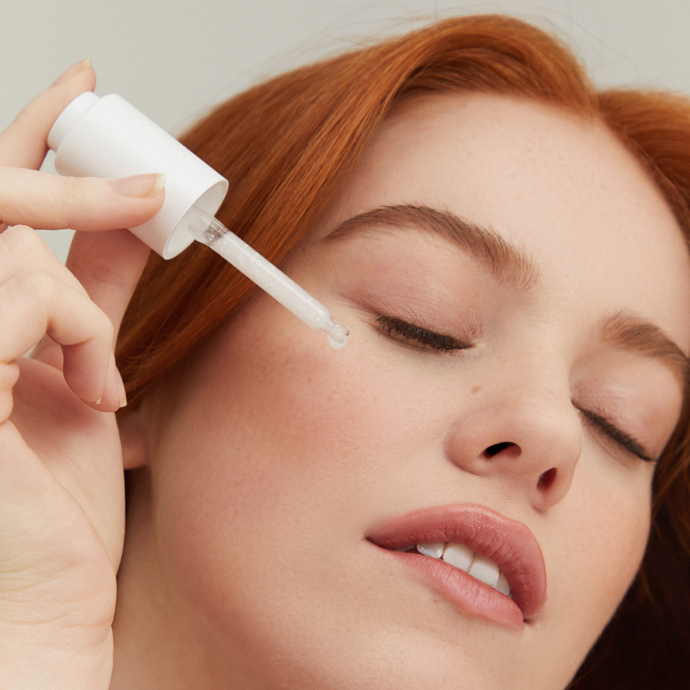 Lady applying NEUROCOSMEDICS by GINGER&ME Vitamin Infusion Booster under eye