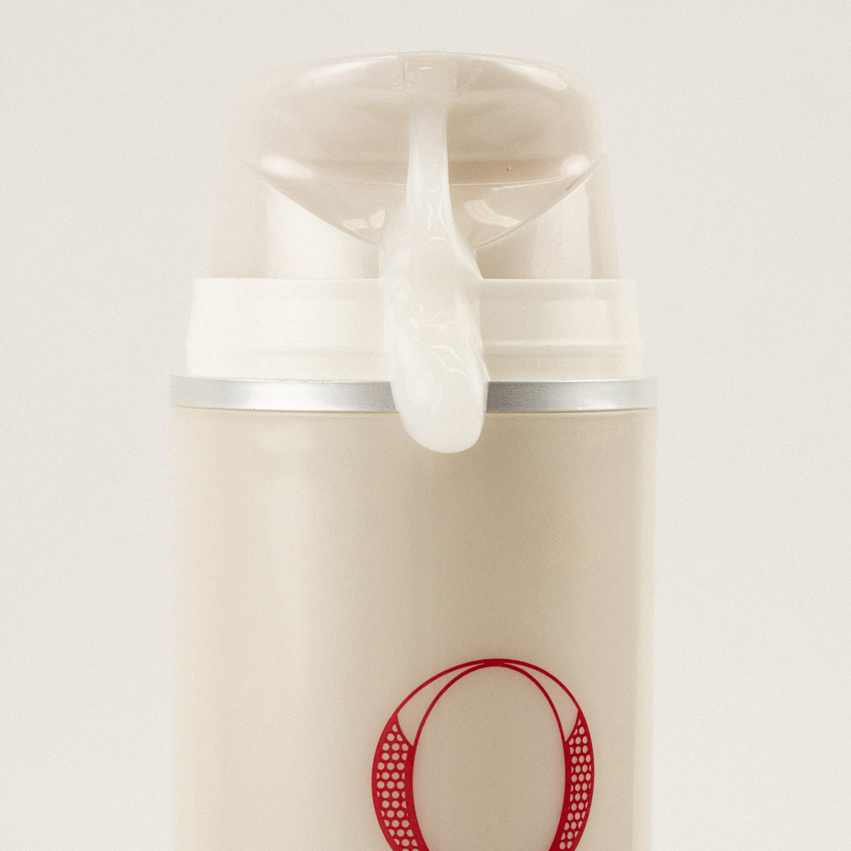 O COSMEDICS Medi Soothe 200 dripping from lid