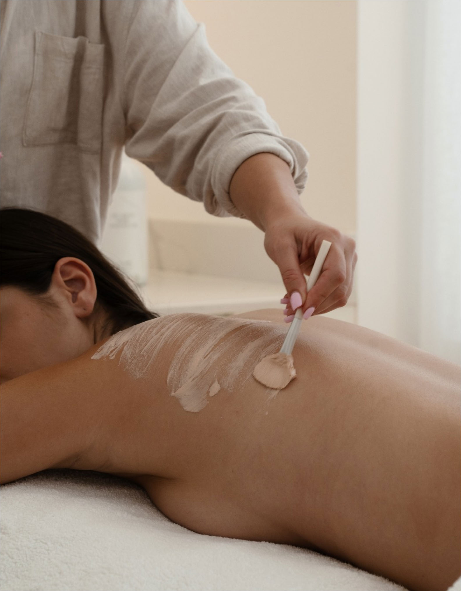 woman receiving ginger and me luxe treatment on her back