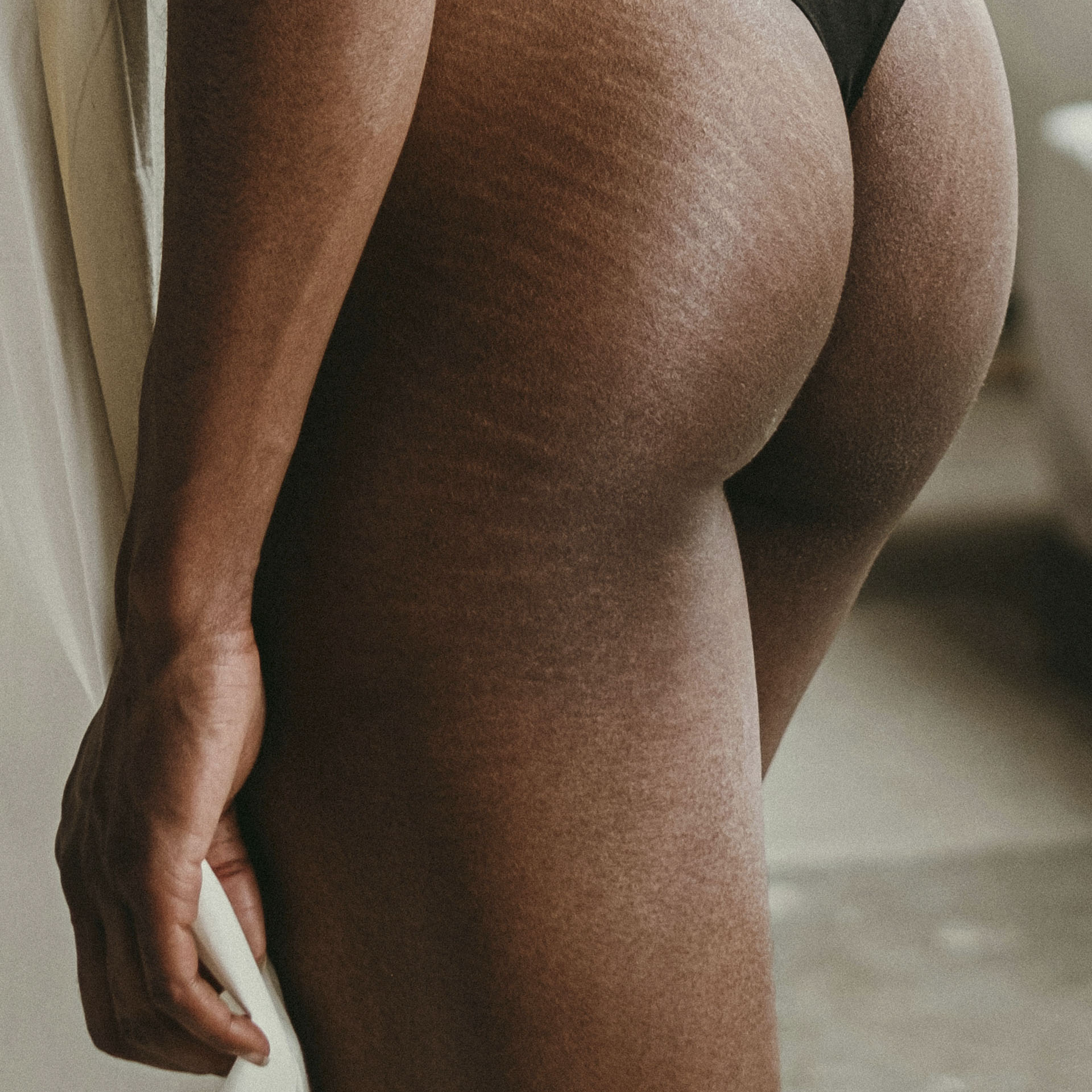 dark woman with stretch marks on bottom
